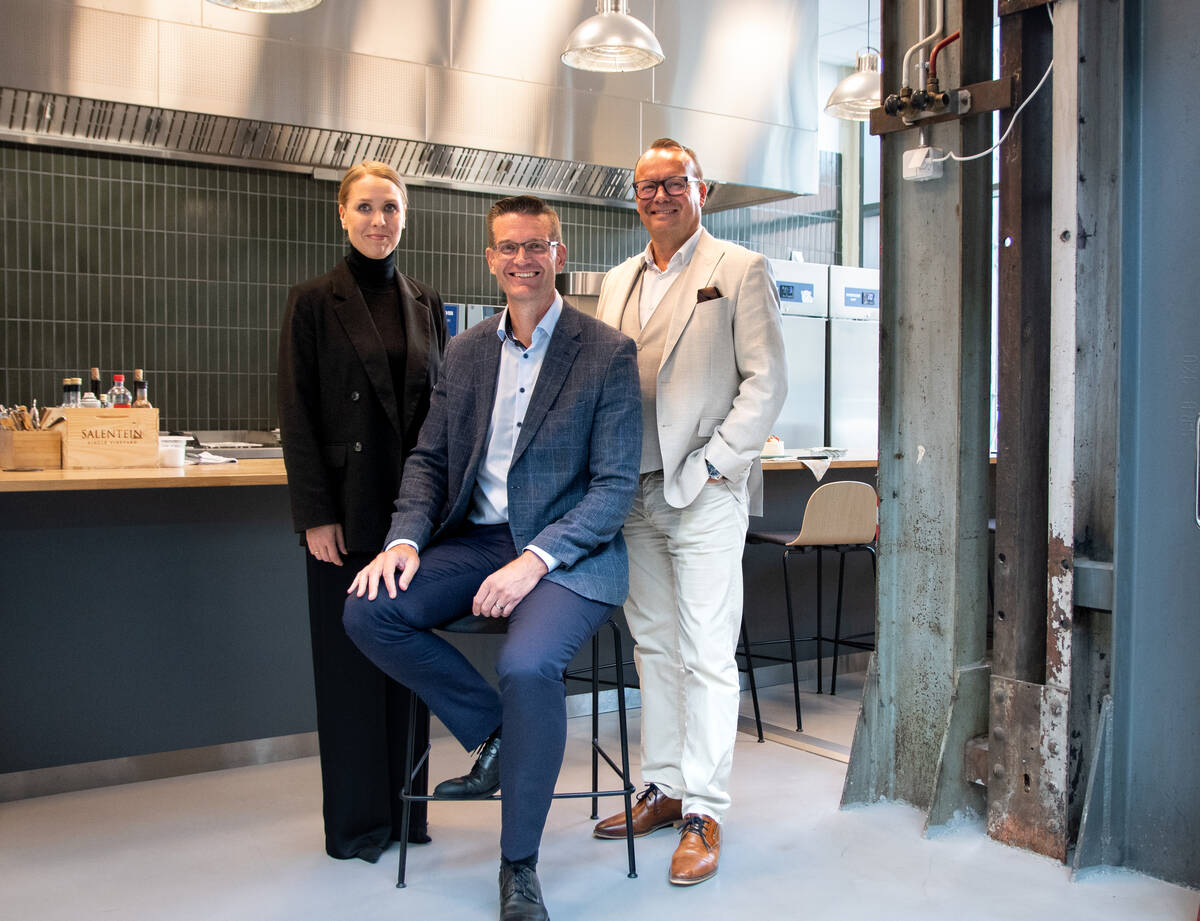 Kuvassa vasemmalta Wihuri Metro-tukun valikoima- ja markkinointijohtaja Emilia Santavuori, toimialajohtaja Jukka Heinänen ja ELO-säätiön puheenjohtaja Peter Fredman.